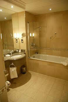 Hotel Nutfield Priory & 4*